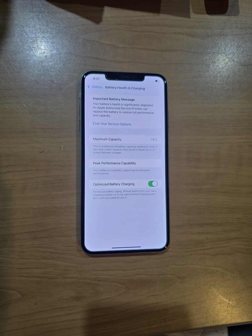 WHITE IPHONE XS MAX (Category: iPhone X Series) located in Manila. Submitted by ksywn (Listing ID 1438571092, Image 2). Description: no issues! 74% battery .