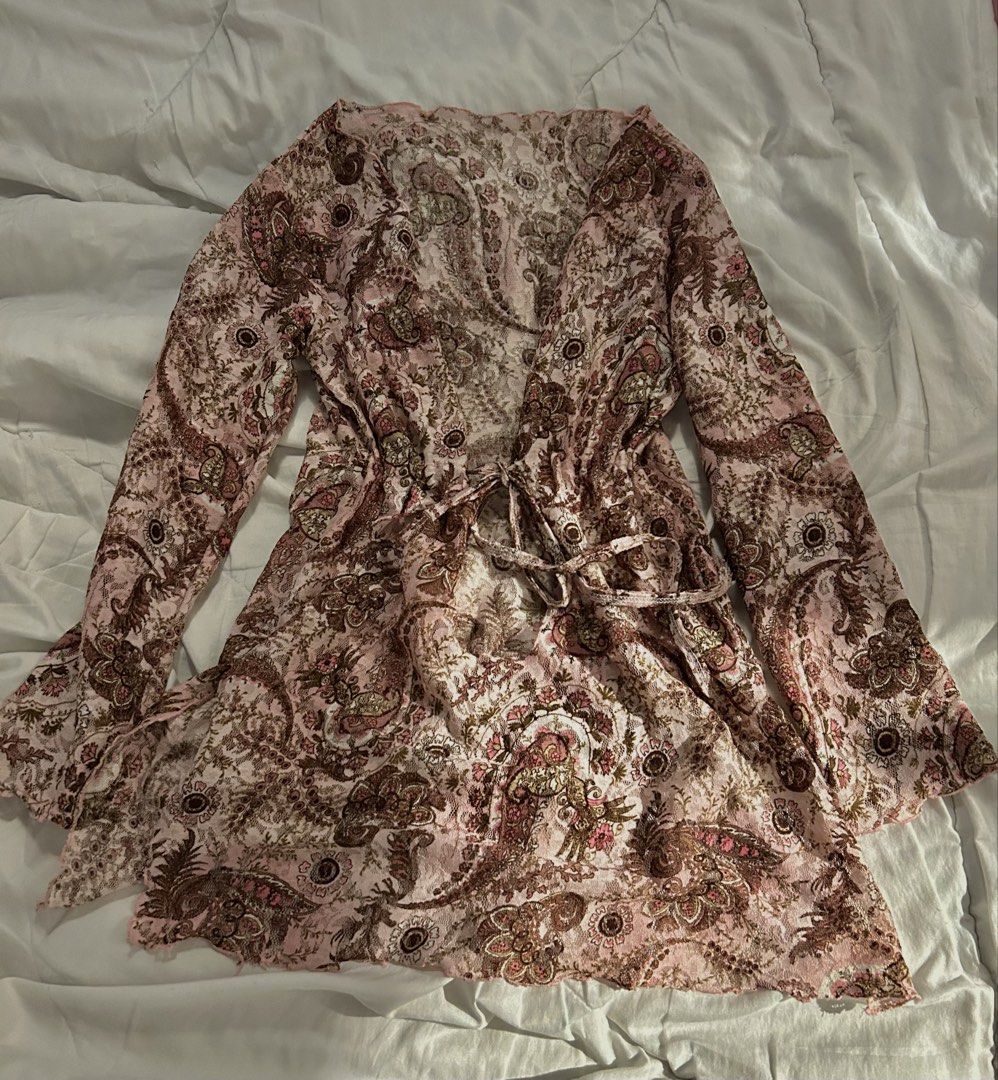 Y2K Bohemian Floral Top (Category: Blouses) located in Manila. Submitted by bobsstash (Listing ID 1438588128, Image 2). Description: - good for SMALL TO MEDIUM - Bohemian floral print top - Long v-neck cut - Long sleeves - Tie closure at waist - Flowing design - Lightweight, sheer fabric - Color palette: pink, brown, white - Versatile style (good for bikini cover up) .