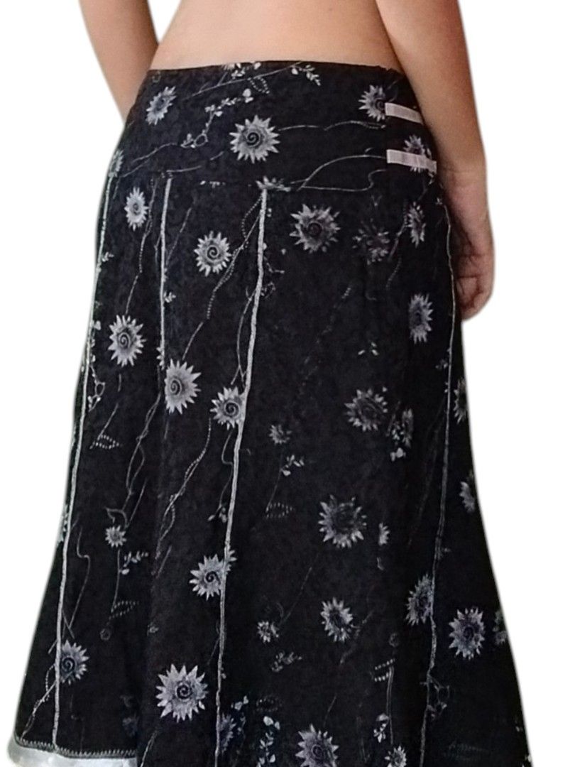 Y2k Low Waisted Midi Skirt (Category: Skirts) located in Dumanjug. Submitted by cebuanaavtg (Listing ID 1438519185, Image 2). Description: like new width: 28" length:23".