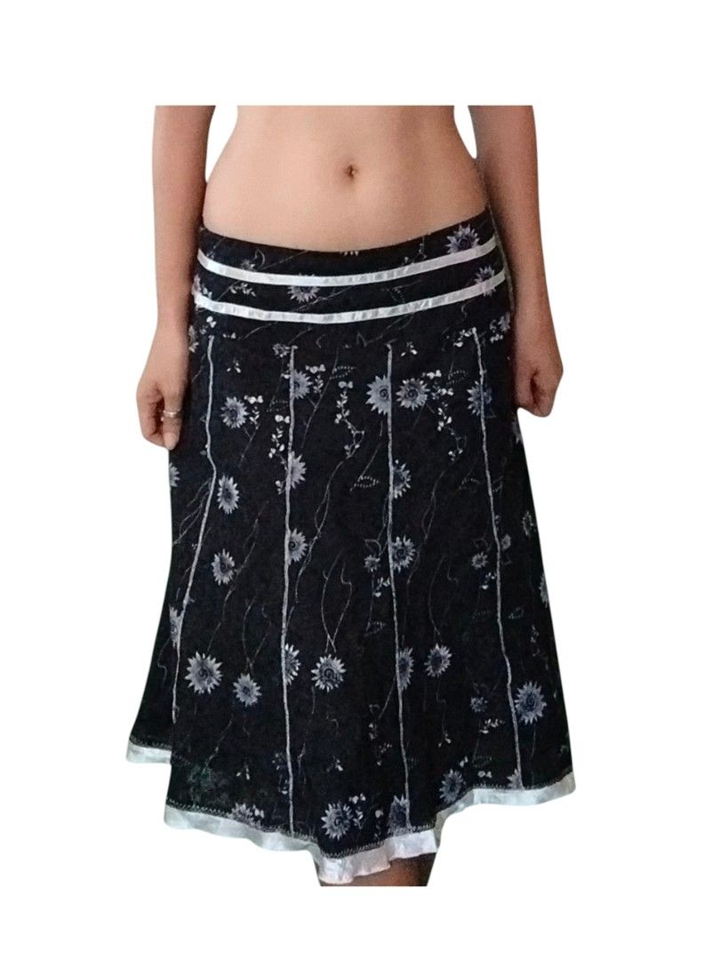 Y2k Low Waisted Midi Skirt (Category: Skirts) located in Dumanjug. Submitted by cebuanaavtg (Listing ID 1438519185, Image 1). Description: like new width: 28" length:23".