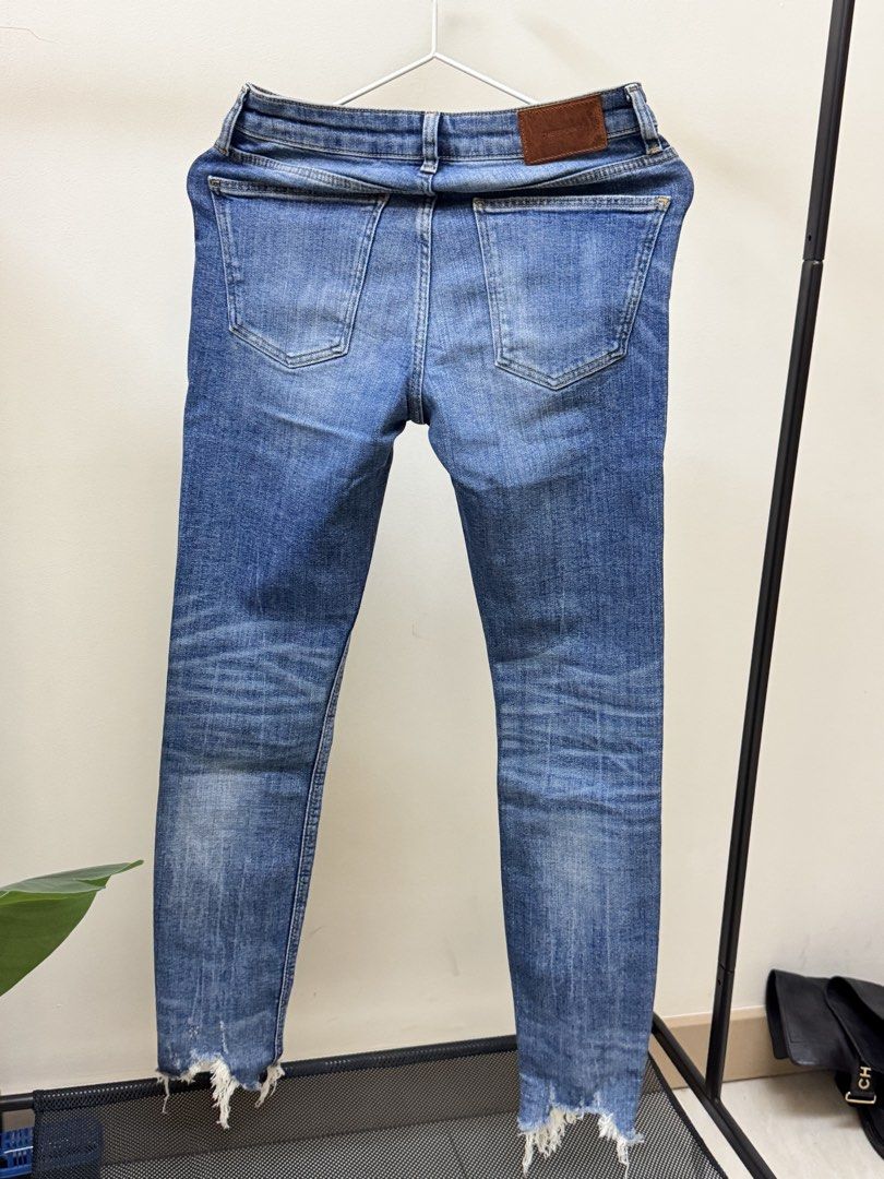 Zara Blue Jeans - Size 26 (Category: Jeans) located in Paranaque City. Submitted by panmakes (Listing ID 1438635589, Image 2). Description: - Zara slim-fit jeans - Classic blue wash - Raw hem detail - Button closure - Five-pocket design - Size: EUR 36, USA 4, MEX 26 - Made in Turkey.