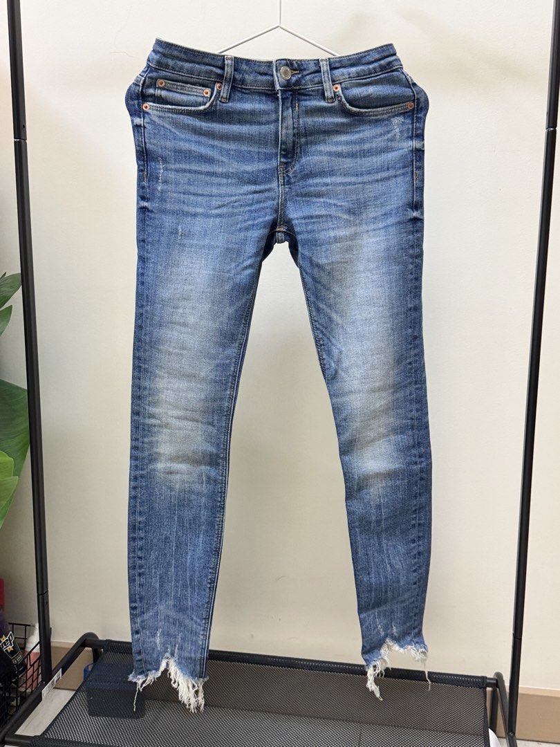 Zara Blue Jeans - Size 26 (Category: Jeans) located in Paranaque City. Submitted by panmakes (Listing ID 1438635589, Image 1). Description: - Zara slim-fit jeans - Classic blue wash - Raw hem detail - Button closure - Five-pocket design - Size: EUR 36, USA 4, MEX 26 - Made in Turkey.