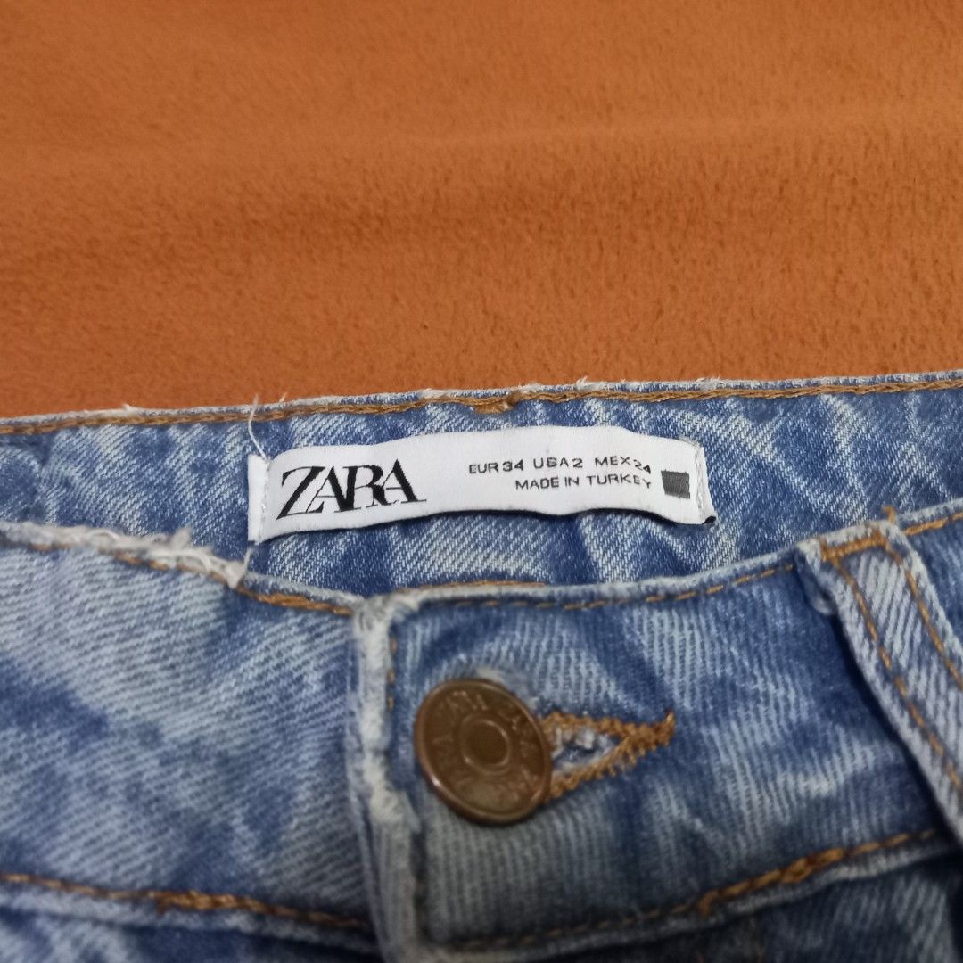 Zara Ladies' Denim Jeans (Category: Jeans) located in Manila. Submitted by euco.wardrobe (Listing ID 1438516328, Image 2). Description: - Zara denim jeans - Light blue wash - Size: EUR 34, USA 2, MEX 24 - Made in Turkey - Button and zipper closure - Two front pockets and two back pockets - Classic five-pocket design.