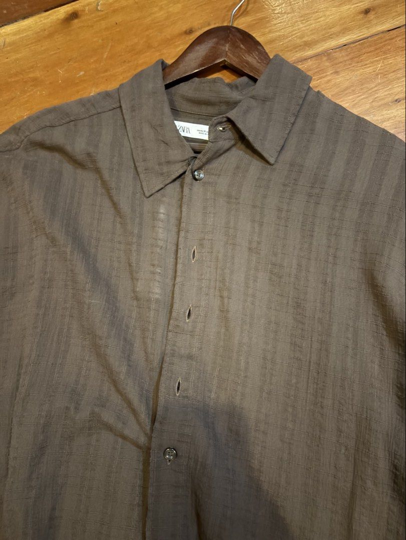 Zara Linen Long Sleeve Polo (Category: Tshirts & Polo Shirts ) located in Makati City. Submitted by prelovedbyjeff7 (Listing ID 1438666512, Image 2). Description: - Zara long sleeve linen polo - Textured brown fabric - Size M - Brand new with original tags - Selling for 1.5k only, SRP: 2.5k.