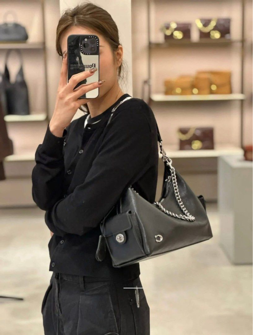 🍀 CCH Pocket Juliet30 (Category: Luxury Bags & Wallets) located in Manila. Submitted by vera.prudence (Listing ID 1438702198, Image 1). Description: 🍀 CCH Pocket Juliet30 12" (L) x 9" (H) x 5" (W) P2,500 Actual Photo Plus SF.