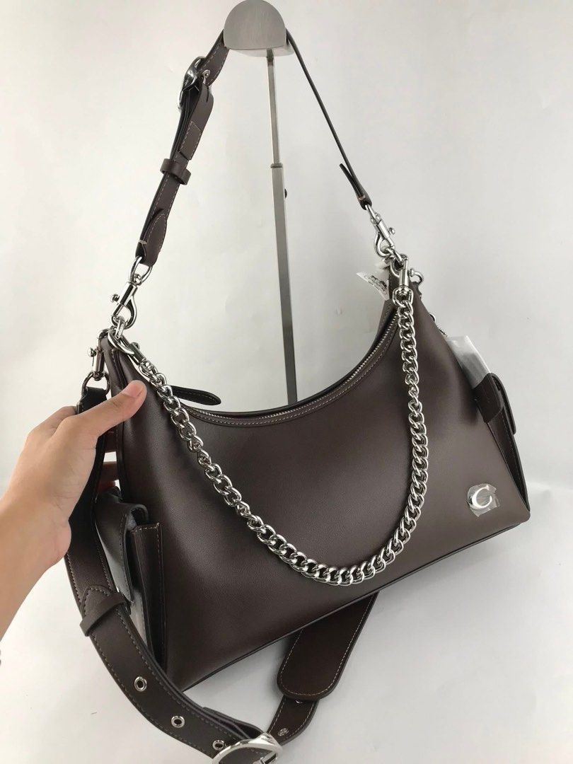 🍀 CCH Pocket Juliet30 (Category: Luxury Bags & Wallets) located in Manila. Submitted by vera.prudence (Listing ID 1438702459, Image 2). Description: 🍀 CCH Pocket Juliet30 12" (L) x 9" (H) x 5" (W) P2,500 Actual Photo Plus SF.