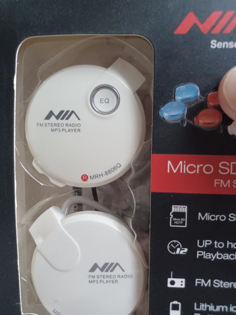 (全新) NIA 掛耳式 FM Stereo Radio Macro SD Player ( 執屋斷捨離 環保平售, 之前買咗一路放喺雜物櫃 未開未用過, 有白色x1和黑色x1供選擇 ) （分類：音樂播放裝置 MP3及CD Player）位於 Hong Kong。 由 jtwarehouse 提交（商品編號 1438720097，圖片 2）。簡介： (全新) NIA 掛耳式 FM Stereo Radio Macro SD Player ( 執屋斷捨離 環保平售, 之前買咗一路放喺雜物櫃 未開未用過, 有白色x1和黑色x1供選擇 )。
