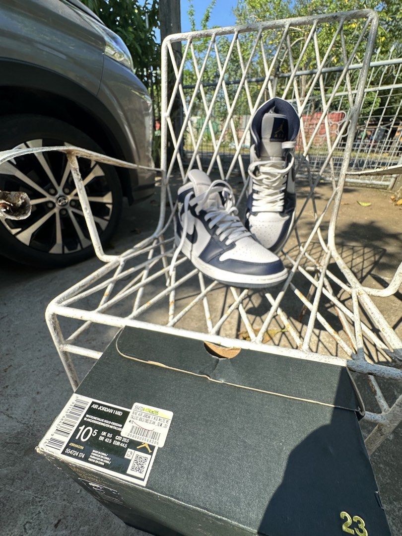 Air Jordan 1 Mid Navy White (Category: Sneakers) located in Manila. Submitted by jampasabuy.jpn (Listing ID 1438825760, Image 3). Description: - Air Jordan 1 Mid - Color: Navy and White - Size: US 10.5 - Condition: Good - Includes original box -bought in japan -didnt matcg husbands vibe .