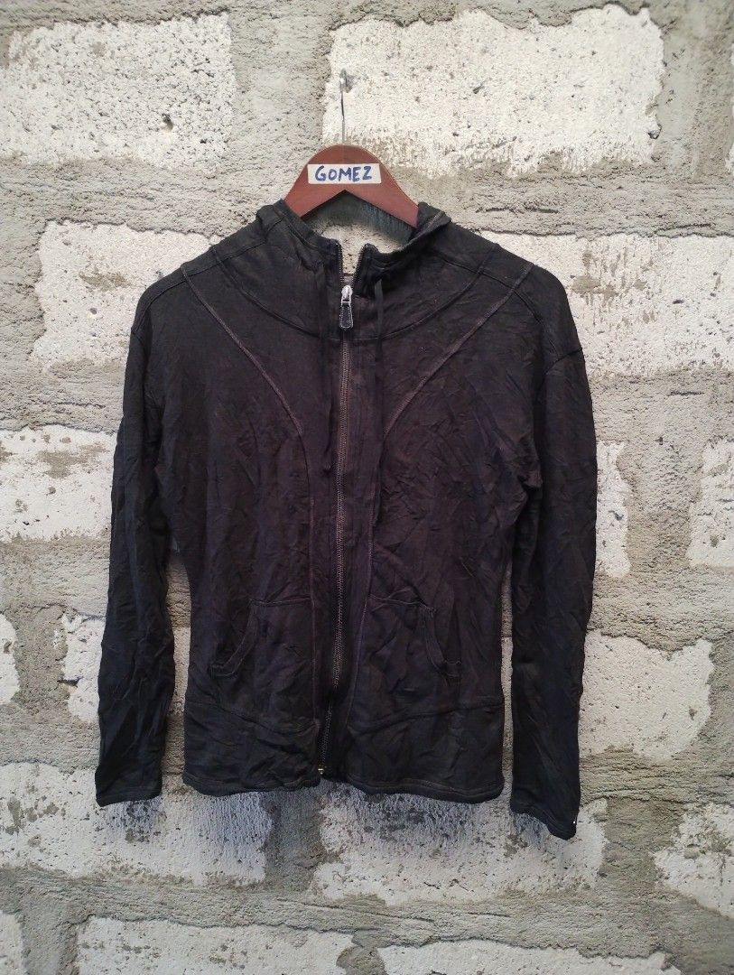 Alo Black Zip-Up Hoodie Jacket (Category: Coats, Jackets and Outerwear) located in Imus. Submitted by darylg88358770 (Listing ID 1438719150, Image 1). Description: - Alo black zip-up hoodie jacket - Size: S - Features: Hood, full-length zipper - Made in China - Fabric: 72% modal cotton, 21% cotton, 7% spandex - Production date: May 2011 - Factory: Farmway the items trifted fresh from bale need wash good condition .