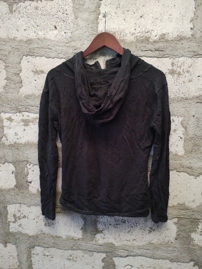 Alo Black Zip-Up Hoodie Jacket (Category: Coats, Jackets and Outerwear) located in Imus. Submitted by darylg88358770 (Listing ID 1438719150, Image 2). Description: - Alo black zip-up hoodie jacket - Size: S - Features: Hood, full-length zipper - Made in China - Fabric: 72% modal cotton, 21% cotton, 7% spandex - Production date: May 2011 - Factory: Farmway the items trifted fresh from bale need wash good condition .