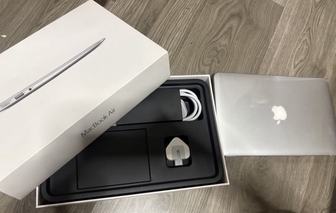 Apple MacBook Air 11’ (Category: Laptops & Notebooks) located in Muntinlupa City. Submitted by clfornia_maki (Listing ID 1438827060, Image 2). Description: - Apple MacBook Air. - Comes with the original box and charger. - Silver laptop color. - Black keyboard and silver trackpad. - With free case RFS : Di ko masyado nagamit (pinang extract lang ng videos and photos) Issue : Sira na yung cam. The rest all goods. .