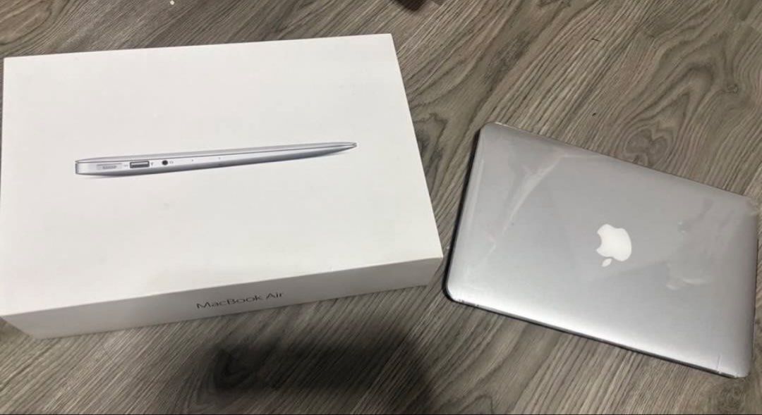 Apple MacBook Air 11’ (Category: Laptops & Notebooks) located in Muntinlupa City. Submitted by clfornia_maki (Listing ID 1438827060, Image 3). Description: - Apple MacBook Air. - Comes with the original box and charger. - Silver laptop color. - Black keyboard and silver trackpad. - With free case RFS : Di ko masyado nagamit (pinang extract lang ng videos and photos) Issue : Sira na yung cam. The rest all goods. .