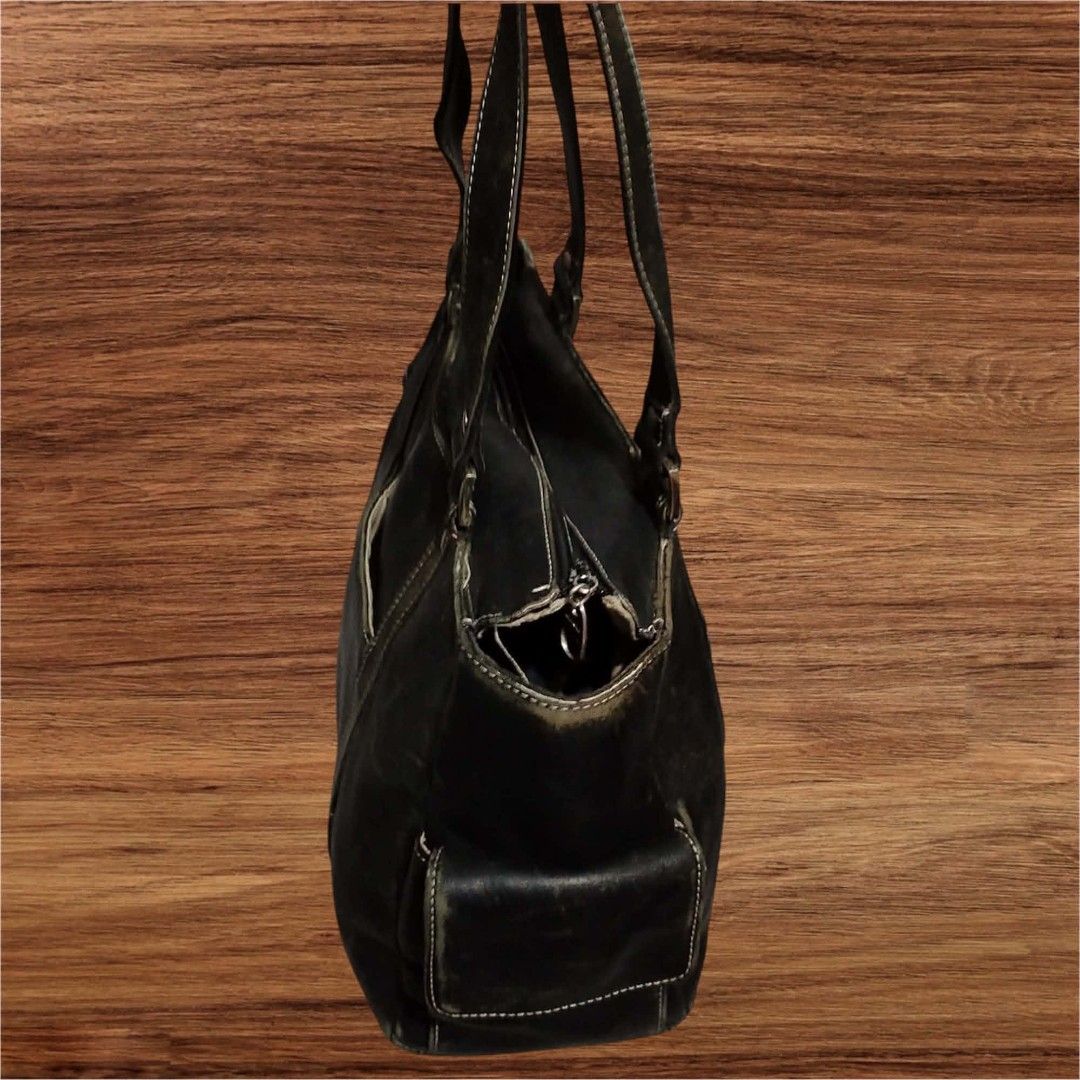 Auth Levenger Black Genuine Leather Shoulder Bag (Category: Shoulder Bags) located in Cebu City. Submitted by jc_online_shop (Listing ID 1438822330, Image 3). Description: 12" x 10" x 4" with 2 side pockets zipper.closure genuine leather material.