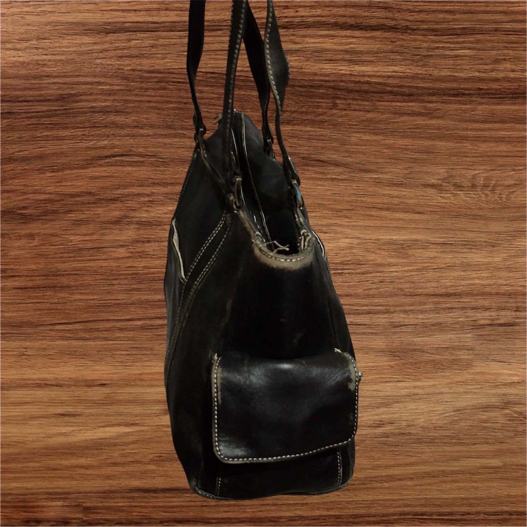 Auth Levenger Black Genuine Leather Shoulder Bag (Category: Shoulder Bags) located in Cebu City. Submitted by jc_online_shop (Listing ID 1438822330, Image 2). Description: 12" x 10" x 4" with 2 side pockets zipper.closure genuine leather material.