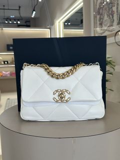 (Category: ) located in . Submitted by Myrzluxuryauthentic (Listing ID 1438761251, Image 1). Description: .