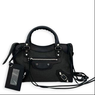 (Category: ) located in . Submitted by carousellluxury (Listing ID 1438741674, Image 1). Description: .