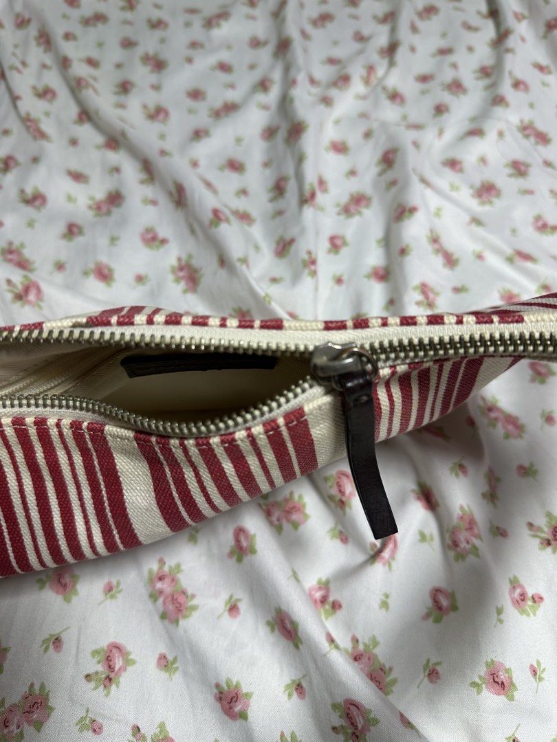 Banana republic y2k kili bag (Category: Purses & Pouches) located in Caloocan City. Submitted by ncldumps (Listing ID 1438764521, Image 3). Description: Zippers are working fine has slight discoloration but not noticeable, straps has flaws but it can be fixed originally bought it from fb marketplace for 1k pesos rfs: decluttering .