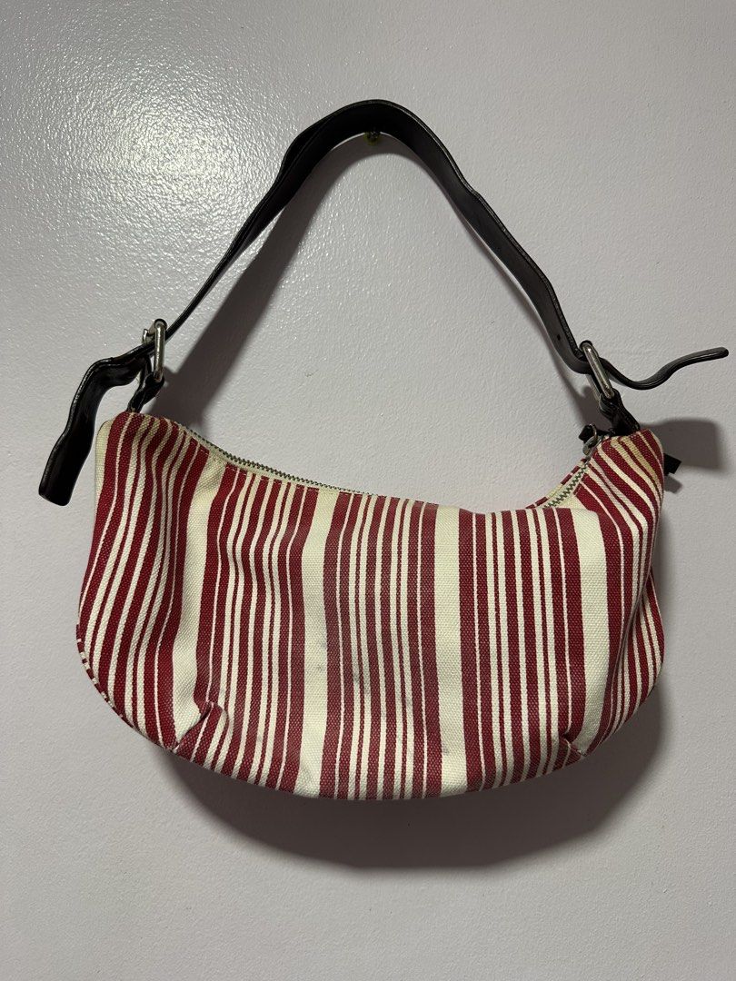 Banana republic y2k kili bag (Category: Purses & Pouches) located in Caloocan City. Submitted by ncldumps (Listing ID 1438764521, Image 2). Description: Zippers are working fine has slight discoloration but not noticeable, straps has flaws but it can be fixed originally bought it from fb marketplace for 1k pesos rfs: decluttering .