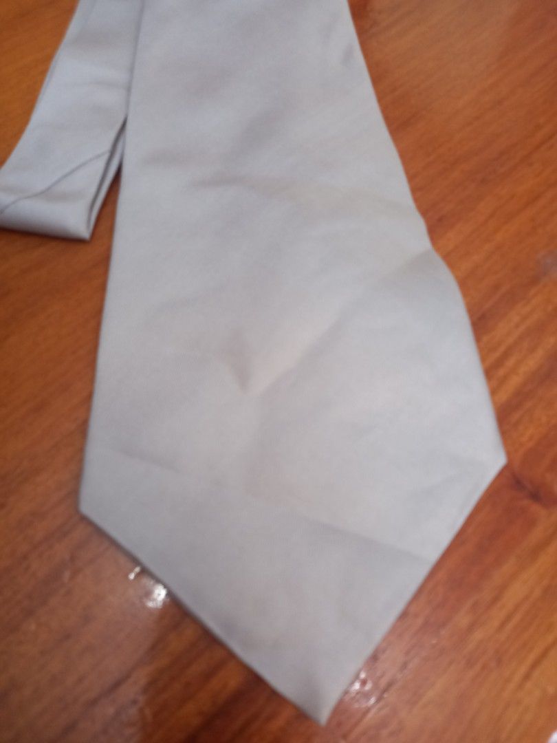 Bernard Quarcos Pura Seta Silk Tie (Category: Ties) located in Tuguegarao City. Submitted by zenphoenix-7ad615 (Listing ID 1438757185, Image 2). Description: - Brand: Bernard Quarcos - Origin: Made in Italy, styled in Paris - Material: Pura Seta silk - Color: Light gray - Features: Classic design, suitable for formal occasions - Details: From the Norma della Legge collection.