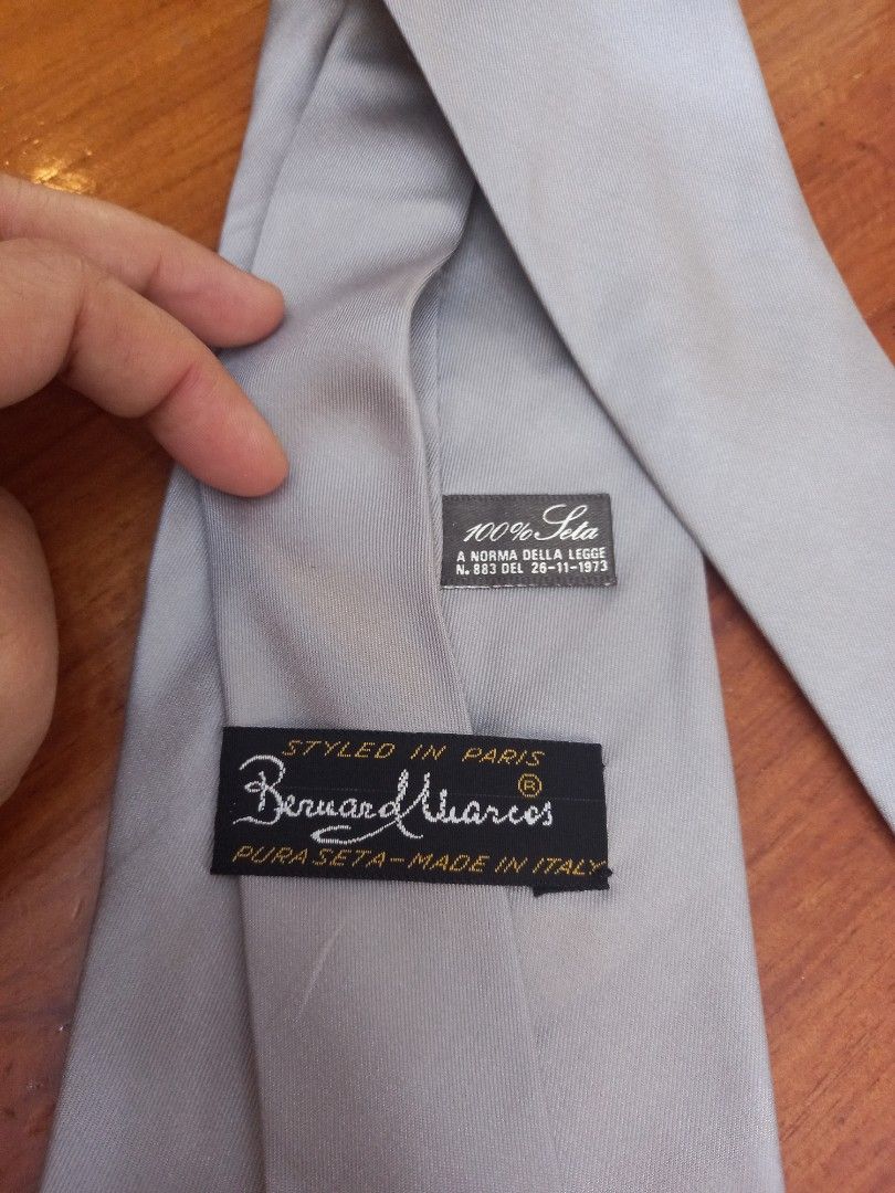 Bernard Quarcos Pura Seta Silk Tie (Category: Ties) located in Tuguegarao City. Submitted by zenphoenix-7ad615 (Listing ID 1438757185, Image 3). Description: - Brand: Bernard Quarcos - Origin: Made in Italy, styled in Paris - Material: Pura Seta silk - Color: Light gray - Features: Classic design, suitable for formal occasions - Details: From the Norma della Legge collection.
