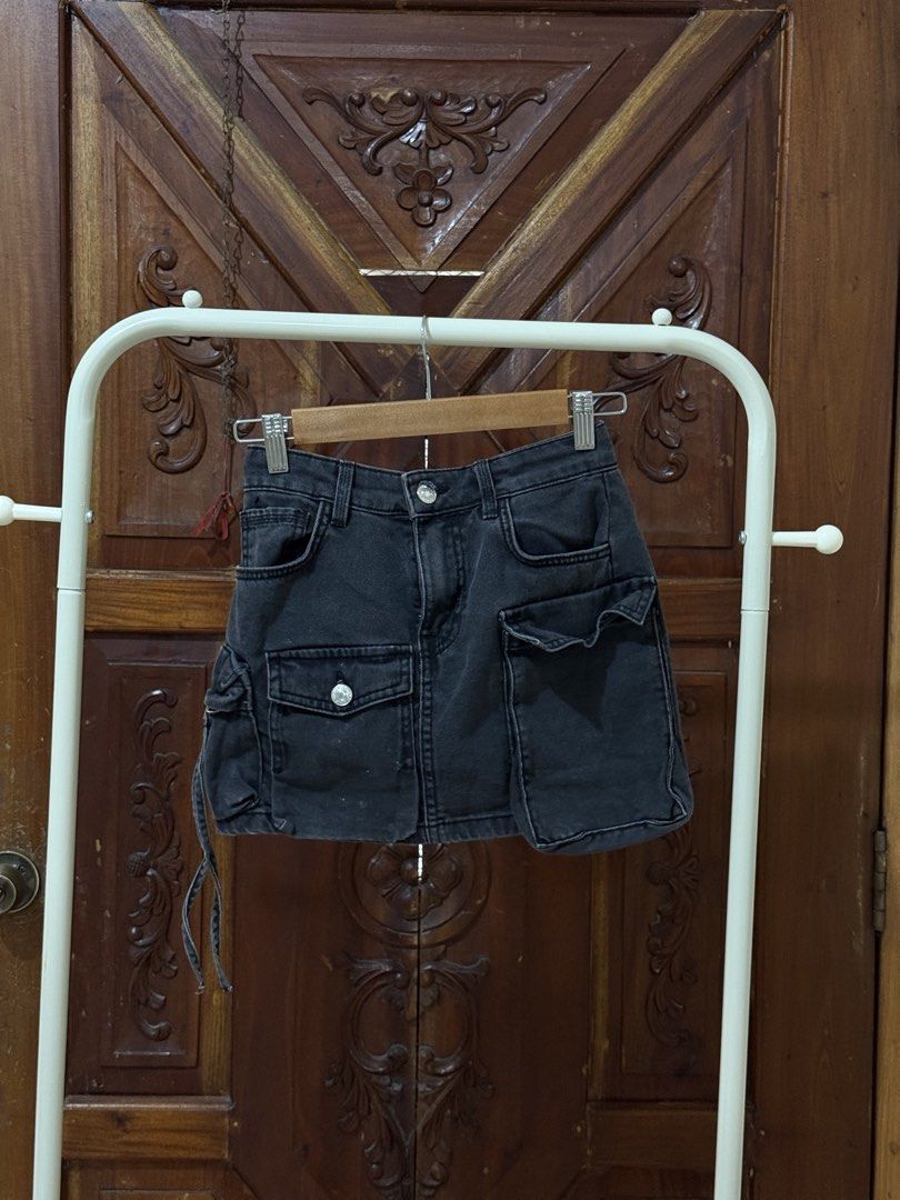 Bershka Denim Cargo Skirt (Category: Skirts) located in Iloilo. Submitted by wornwellco (Listing ID 1438748582, Image 1). Description: - Bershka denim skirt - Dark grey wash - Size: 32 EUR / 40 USA / MEX 22 - Cargo pockets - Zipper and button closure - Side ties - Two front pockets - Two back pockets.