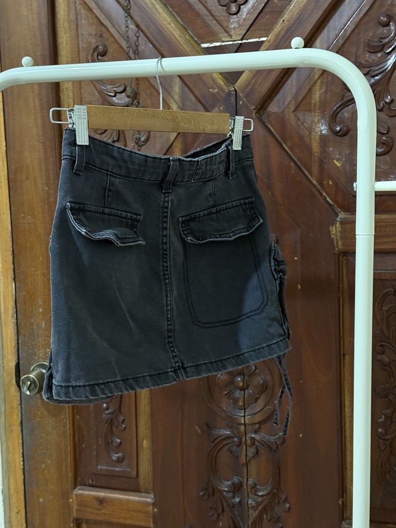 Bershka Denim Cargo Skirt (Category: Skirts) located in Iloilo. Submitted by wornwellco (Listing ID 1438748582, Image 3). Description: - Bershka denim skirt - Dark grey wash - Size: 32 EUR / 40 USA / MEX 22 - Cargo pockets - Zipper and button closure - Side ties - Two front pockets - Two back pockets.