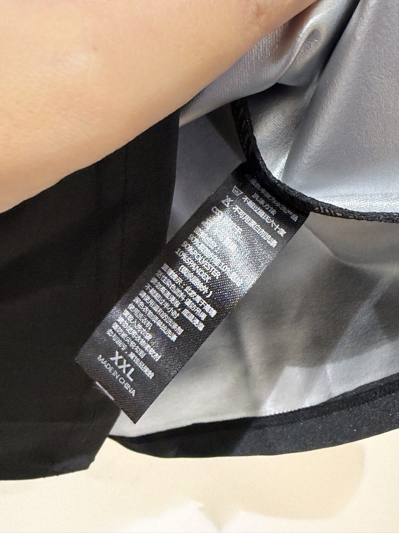 Black Sauna Shirt XXL (Category: Tshirts & Polo Shirts ) located in Makati City. Submitted by delr2191 (Listing ID 1438741838, Image 2). Description: - Black sauna shirt - Size: XXL - Features: Round neck, short sleeves - Interior: Silver material - Material: 90% polyester, 10% spandex - Purpose: Enhances sweating during exercise Never been used.