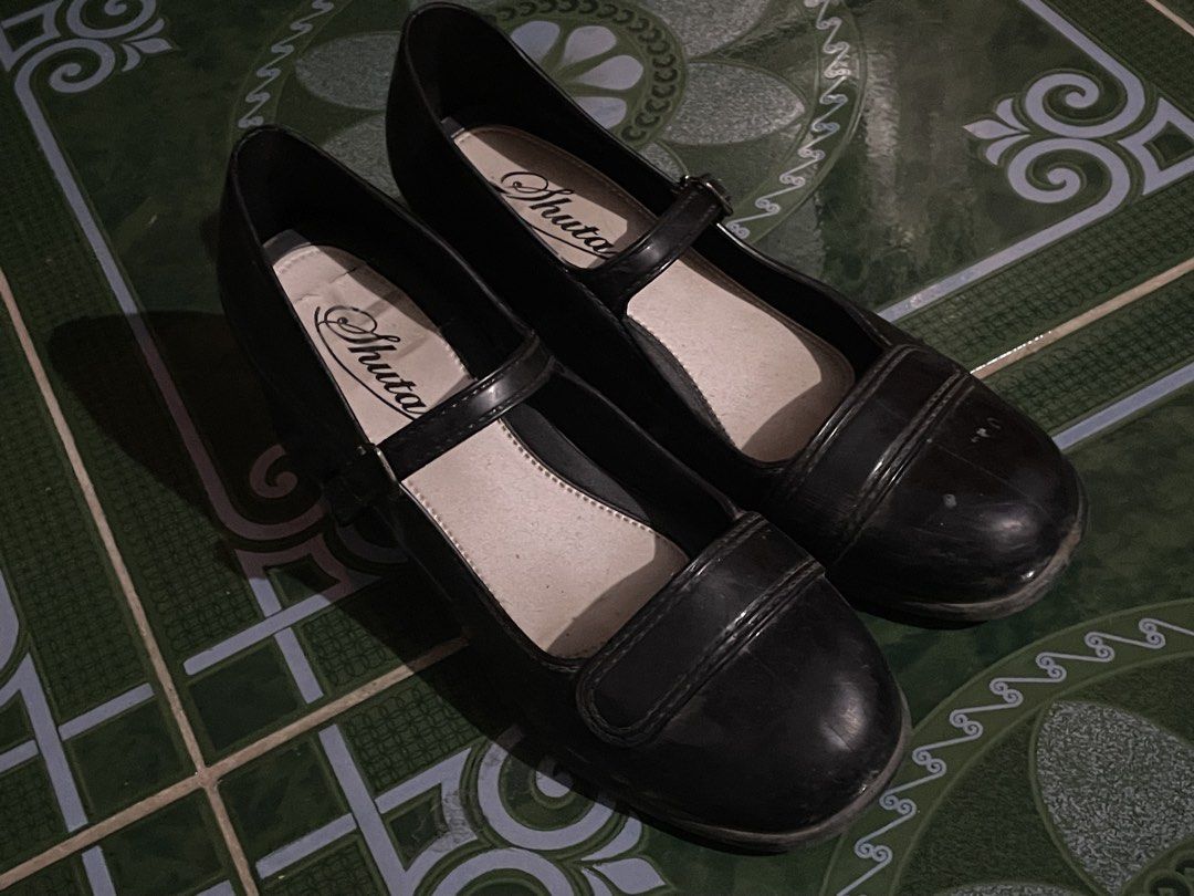 Black School Shoes Size 36 (Category: Loafers) located in Tumauini. Submitted by runayin (Listing ID 1438852387, Image 1). Description: - visible wear & tear and cracks on insole rfs; decluttering, need funds MOD: via J&T, buyer shoulders fee MOP: gcash, bank transfer i ship after payment!.