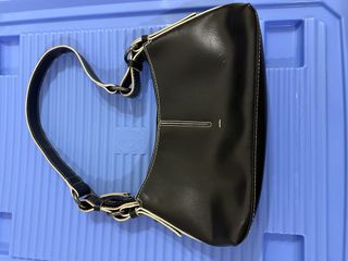 (Category: ) located in . Submitted by preloved-well-loved (Listing ID 1438811732, Image 1). Description: .