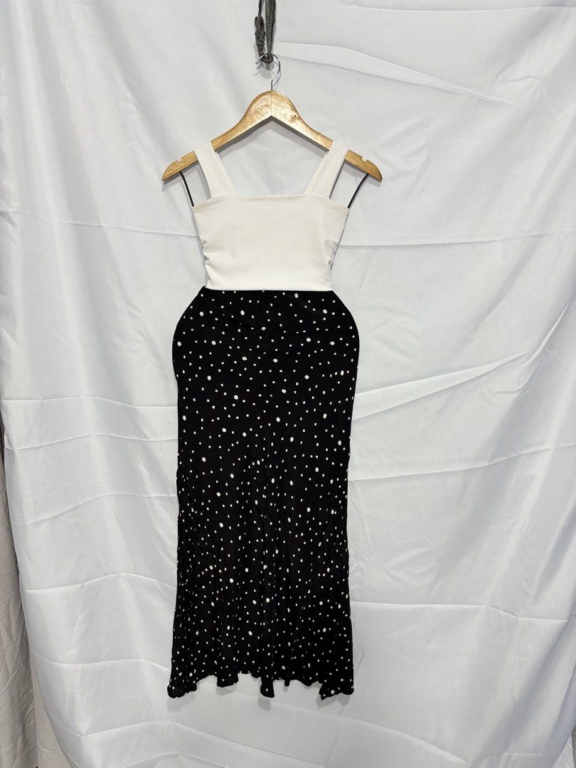 Black silk polka maxi skirt (Category: Skirts) located in Legazpi City. Submitted by happywind.8 (Listing ID 1438755890, Image 3). Description: Size: 24-28 Garterized waist, with slit 📍Nabua CS 🚛J&T.