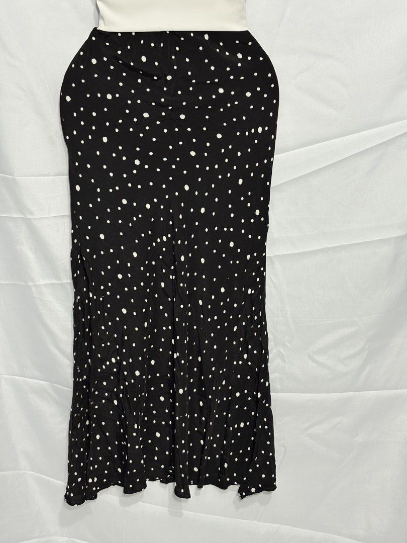 Black silk polka maxi skirt (Category: Skirts) located in Legazpi City. Submitted by happywind.8 (Listing ID 1438755890, Image 2). Description: Size: 24-28 Garterized waist, with slit 📍Nabua CS 🚛J&T.