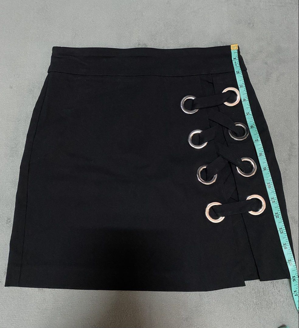 Black Skirt (Category: Skirts) located in Manila. Submitted by hellotrish (Listing ID 1438856915, Image 2). Description: can fit xs-s Lalamove / J&T.