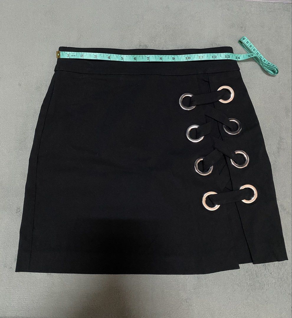 Black Skirt (Category: Skirts) located in Manila. Submitted by hellotrish (Listing ID 1438856915, Image 1). Description: can fit xs-s Lalamove / J&T.