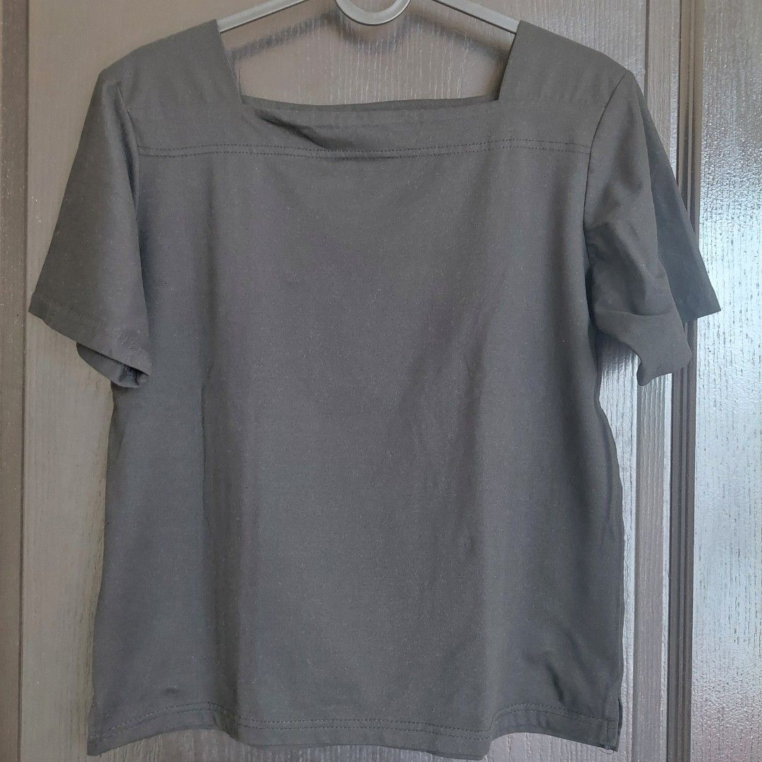 Black Square-neck Shirt (Category: Shirts) located in Quezon City. Submitted by forgetmenot.ph (Listing ID 1438824326, Image 1). Description: Black square-neck top with bottom hem side slits (more black in actual) Condition: 6/10 Measurements (flat lay): Bust - 18" Length - 19" Best fits sizes small to medium..