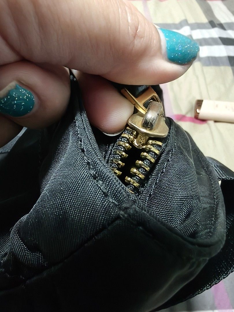 Black Tote Bag with Zipper Closure (Category: Tote Bags) located in Manila. Submitted by stuff_finder (Listing ID 1438876056, Image 3). Description: - Black tote bag - Zipper closure - Spacious interior - Durable material - Sturdy straps - Gold-colored zipper - guaranteed authentic ykk zip.