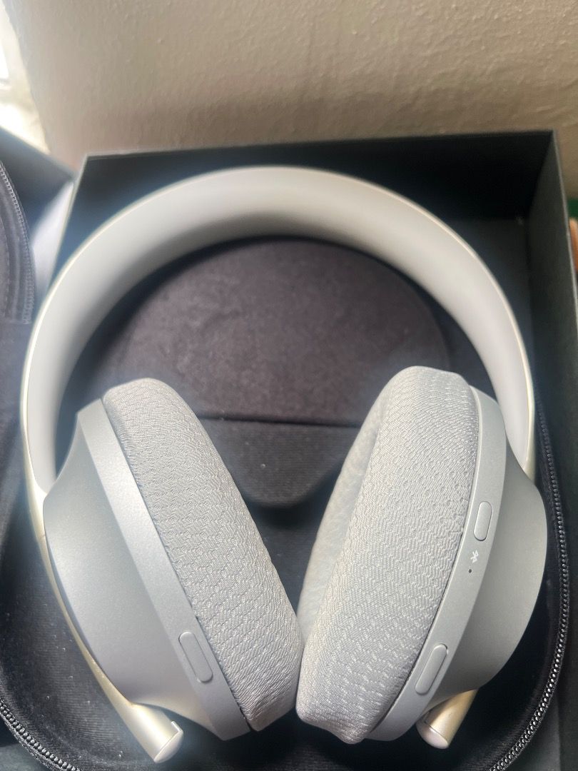 Bose 700 Noise Cancelling Headphones (Category: Headphones & Headsets) located in Makati City. Submitted by oddphoenix_39d55c (Listing ID 1438723307, Image 1). Description: .