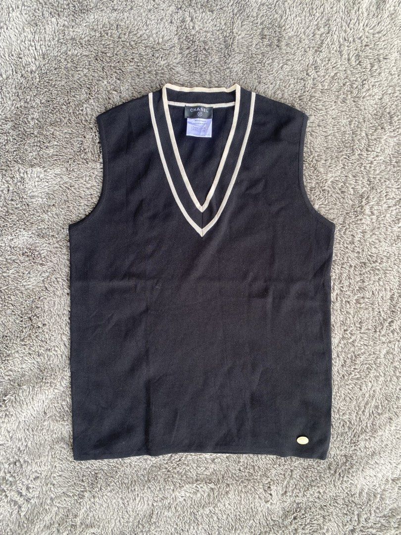 Channel Knitted Vest (Category: Luxury Apparel) located in Pozorrubio. Submitted by eyannthrift2.0 (Listing ID 1438734955, Image 1). Description: Excellent/Prestine Condition✨ Color rate 10/10 Issue: None❌ (declared off) width: 19 length: 23.