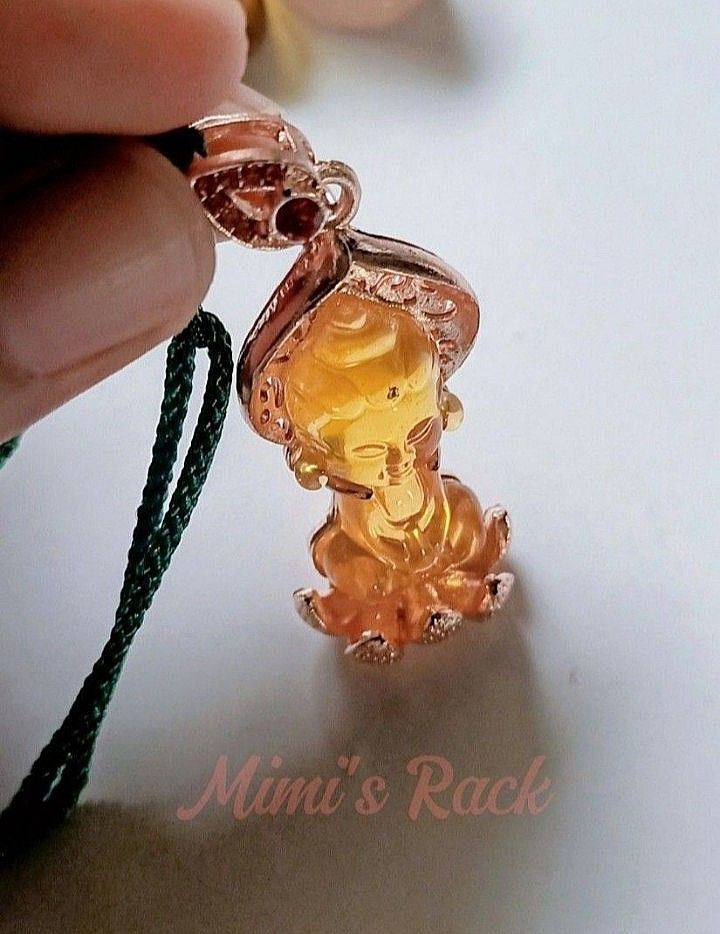 CITRINE LIULI BABY BUDDHA SITTING ON LOTUS ROSE GOLD SETTING ROPE NECKLACE (Category: Necklaces) located in Taguig. Submitted by mimisrack (Listing ID 1438849033, Image 3). Description: 💛"A sacred charm for joy, abundance, and gentle spiritual protection." -Citrine is known as the stone of abundance and positive energy -Baby Buddha symbolizes innocence, peace, and joyful blessings -Lotus represents purity, growth, and spiritual awakening -Rose g
