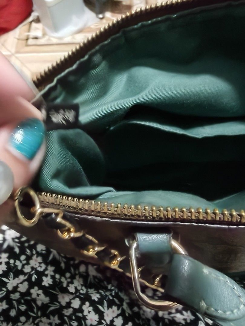 Coach Signature Tote Bag (Category: Tote Bags) located in Manila. Submitted by stuff_finder (Listing ID 1438876134, Image 3). Description: - Authentic Coach tote bag - Signature pattern - Zip closure - Green accents on handles and base - Green interior - Gold chain detail - Made in Cambodia - Coach logo on front.