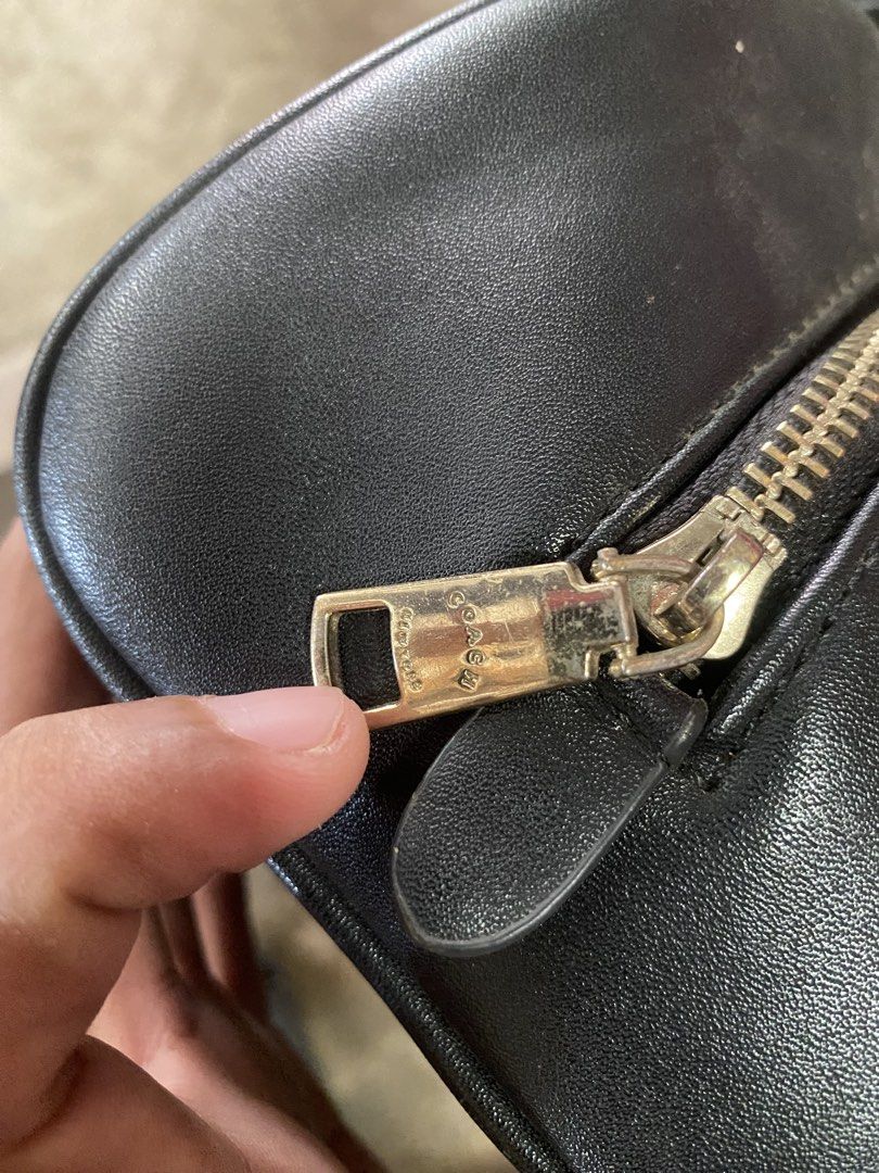 Coach Sydney Satchel (Category: Luxury Bags & Wallets) located in Malita. Submitted by don_gustavo8 (Listing ID 1438802516, Image 2). Description: This is a Coach Sydney Satchel in Signature Canvas - Brown - One Size..