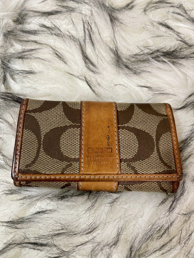 Coach Vintage Key holder (Category: Luxury Bags & Wallets) located in Teresa. Submitted by savvyonbranded (Listing ID 1438816249, Image 2). Description: 3 x 4.5 inches .