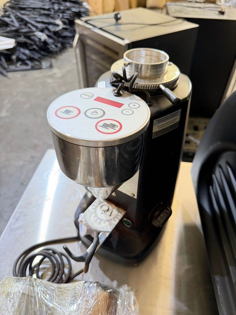 Coffee machine with grinder458667280669747201