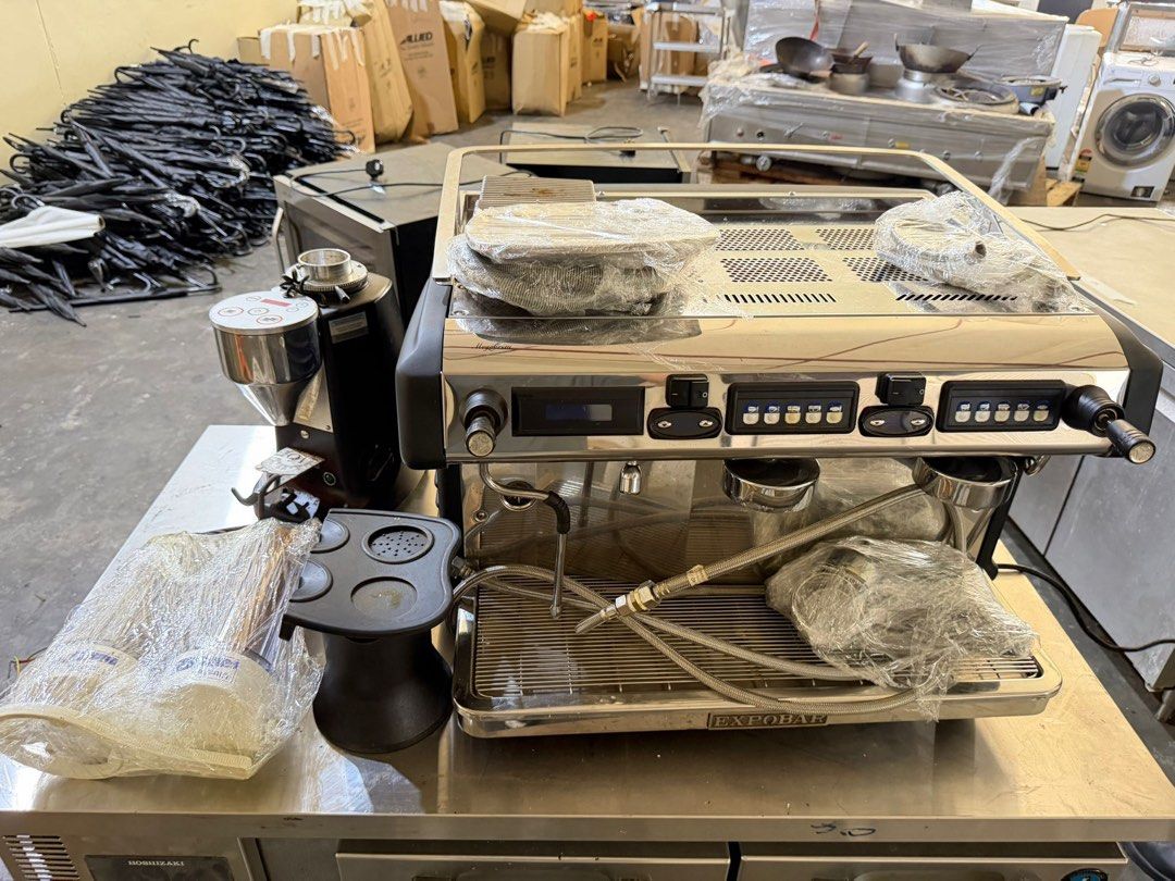 Coffee machine with grinder458667280669747203