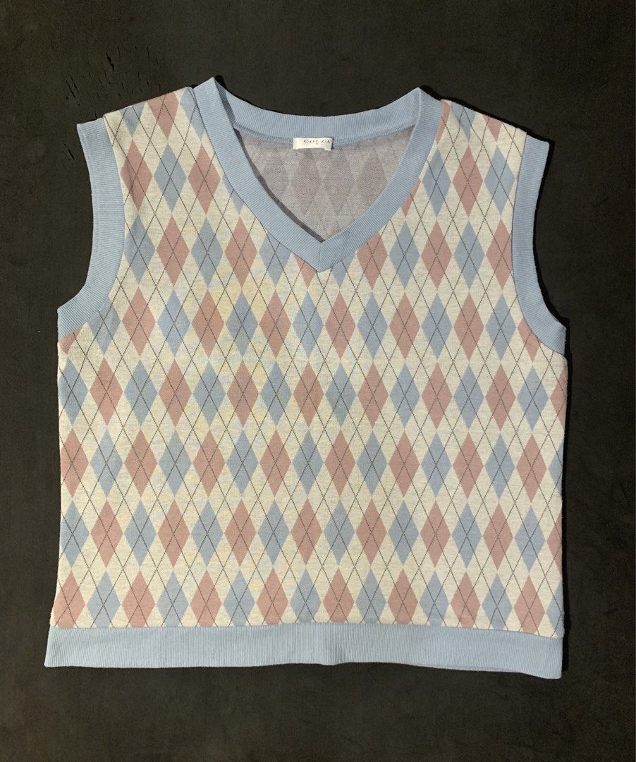 COLZA PASTEL ARGYLE SWEATER VEST SIZE M (Category: Vests) located in Calasiao. Submitted by strivezph (Listing ID 1438875984, Image 1). Description: COLZA PASTEL ARGYLE SWEATER VEST SIZE M __________________ DIMENSION (INCHES) Waist: 19.5 Length: 21.5 __________________ ITEM DETAILS Issue: Sign of usage, Scratches, Have minimal lint State Condition: Good Color Rate: 8/10 __________________ PRICE Claim: 250 (automatically yours) __________________