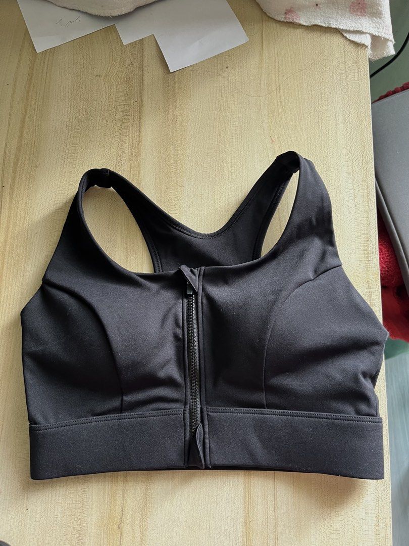 Cosi Active Sports Bra - Black, Size S (Category: Activewear) located in Manila. Submitted by caroutops (Listing ID 1438739321, Image 1). Description: RFS: maliit sakin and bago pa lang siya.