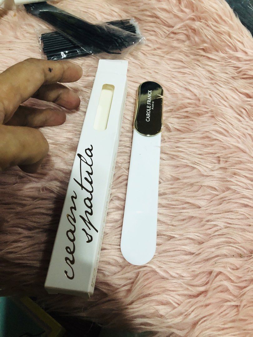 cream spatula (Category: Face Care) located in Manila. Submitted by noemiaspa1702 (Listing ID 1438824274, Image 1). Description: - Brand new Carole Franck cream spatula - Elegant design - Ideal for applying creams and masks - High-quality material - Perfect condition -carole franck -made in paris.