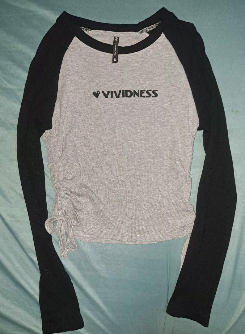 Cute Grey and Black Raglan Longsleeve fitted top (Category: Longsleeves) located in Quezon City. Submitted by madshoppe (Listing ID 1438793274, Image 1). Description: Cute Fitted Raglan top with rutched adjustable sides stretchy W12xL17.5.