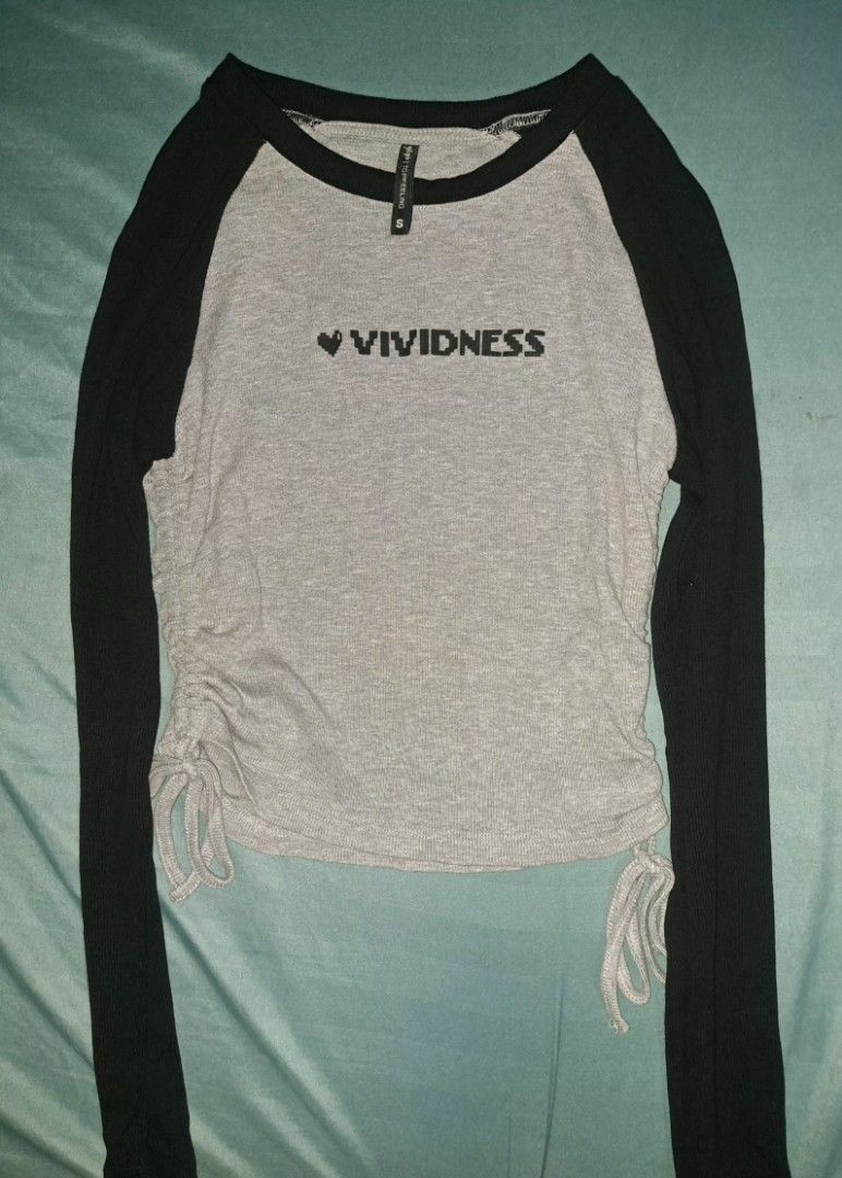 Cute Grey and Black Raglan Longsleeve fitted top (Category: Longsleeves) located in Quezon City. Submitted by madshoppe (Listing ID 1438793274, Image 2). Description: Cute Fitted Raglan top with rutched adjustable sides stretchy W12xL17.5.