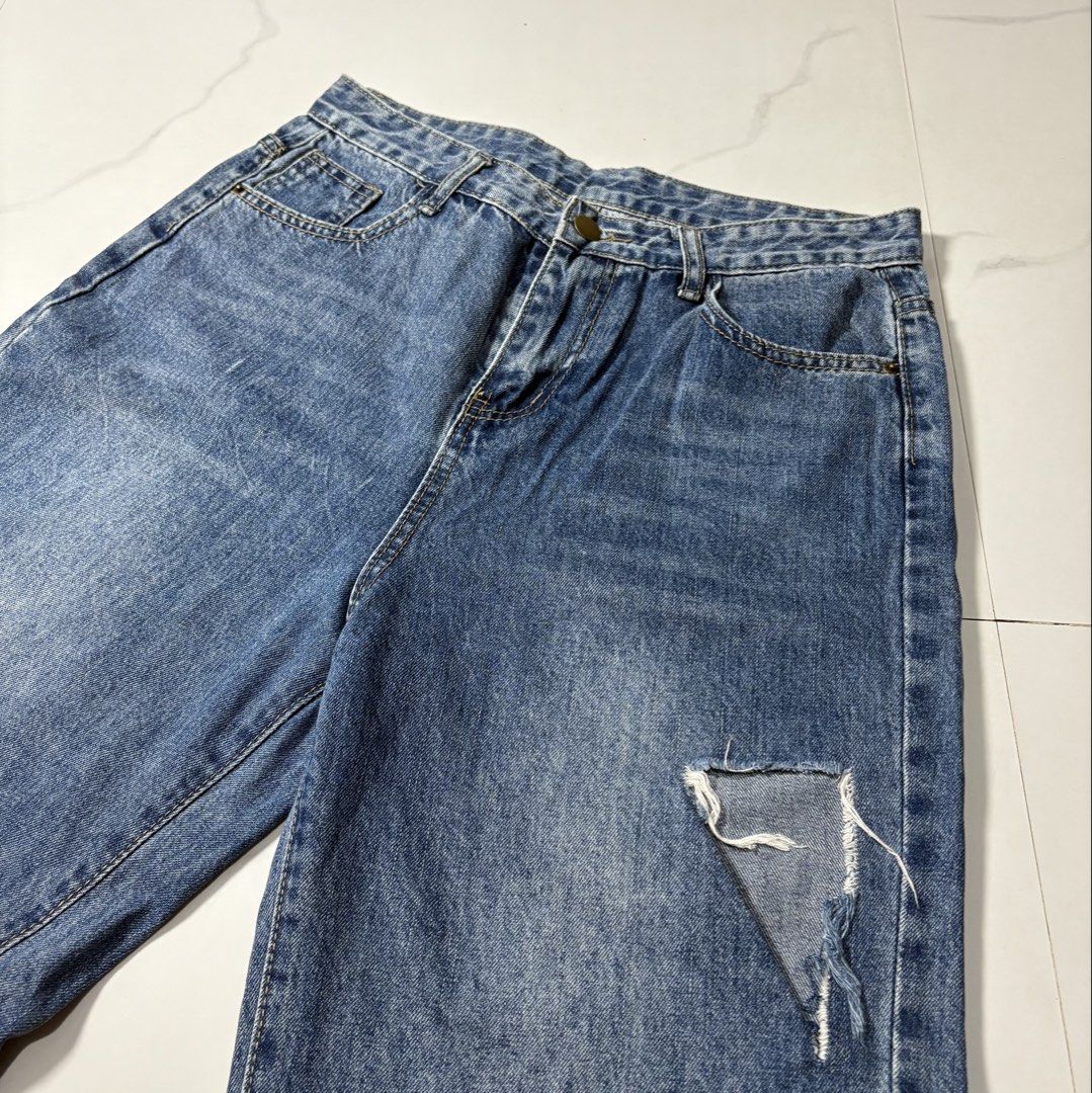 Denim Jeans (Category: Jeans) located in Magalang. Submitted by dclutter_ki (Listing ID 1438843461, Image 3). Description: Waist - 29 Length - 40 One of my faves! Need na lang mag let go para magkaspace sa cabinet huhu. Parang bago pa rin frfr. May structure siya and leaning towards hard denim. Send me a message if you have more questions. Thanks.