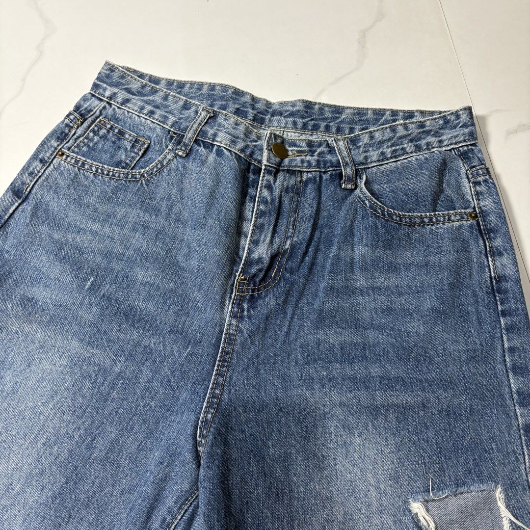 Denim Jeans (Category: Jeans) located in Magalang. Submitted by dclutter_ki (Listing ID 1438843461, Image 2). Description: Waist - 29 Length - 40 One of my faves! Need na lang mag let go para magkaspace sa cabinet huhu. Parang bago pa rin frfr. May structure siya and leaning towards hard denim. Send me a message if you have more questions. Thanks.